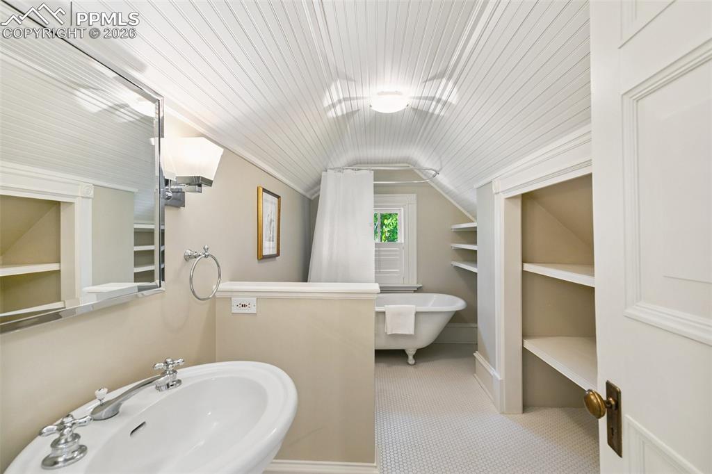 Image 34 of 47: Bathroom