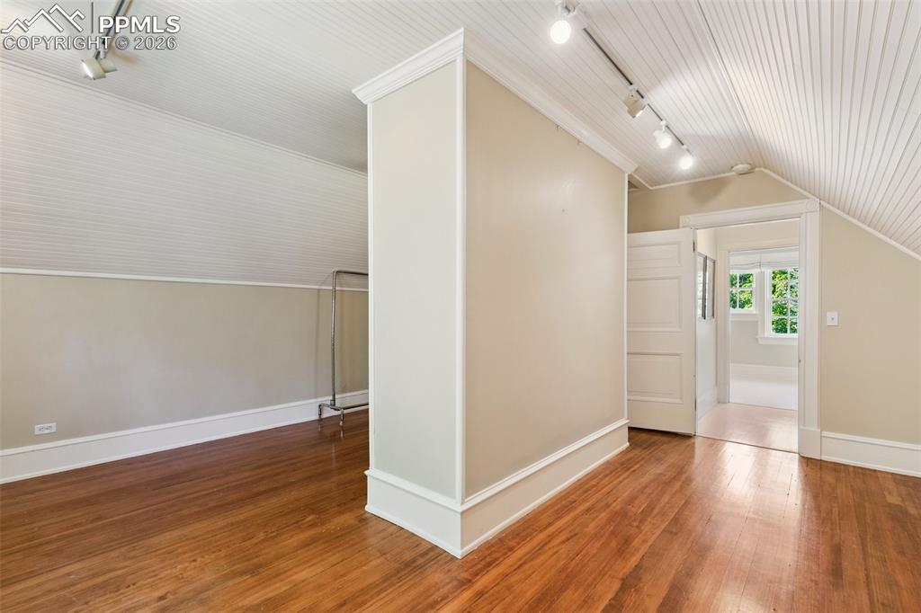 Image 39 of 47: Bedroom