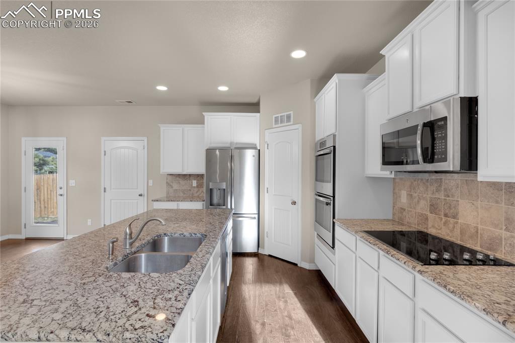 Image 18 of 43: Kitchen