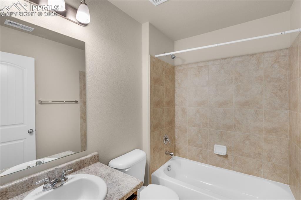 Image 33 of 43: Bathroom