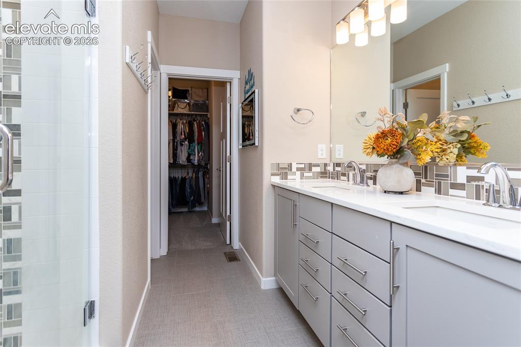 Image 19 of 21: Bathroom