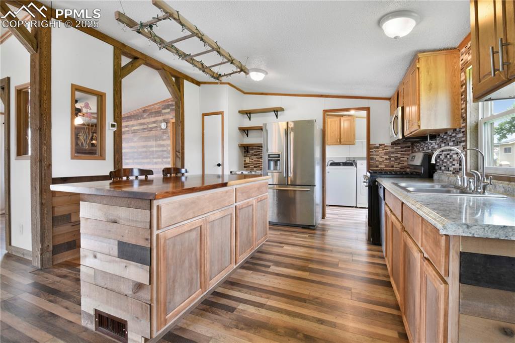 Image 10 of 50: Kitchen