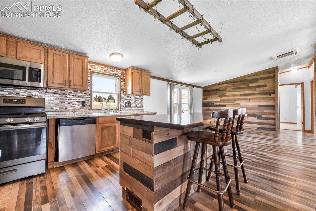 Image 12 of 50: Kitchen