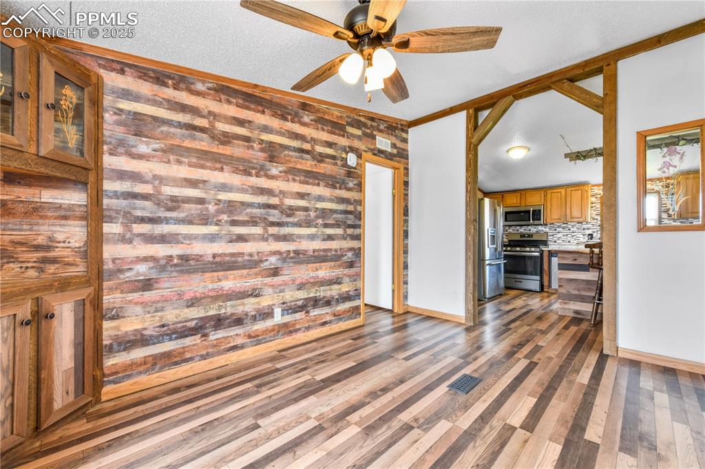 Image 16 of 50: Living Room