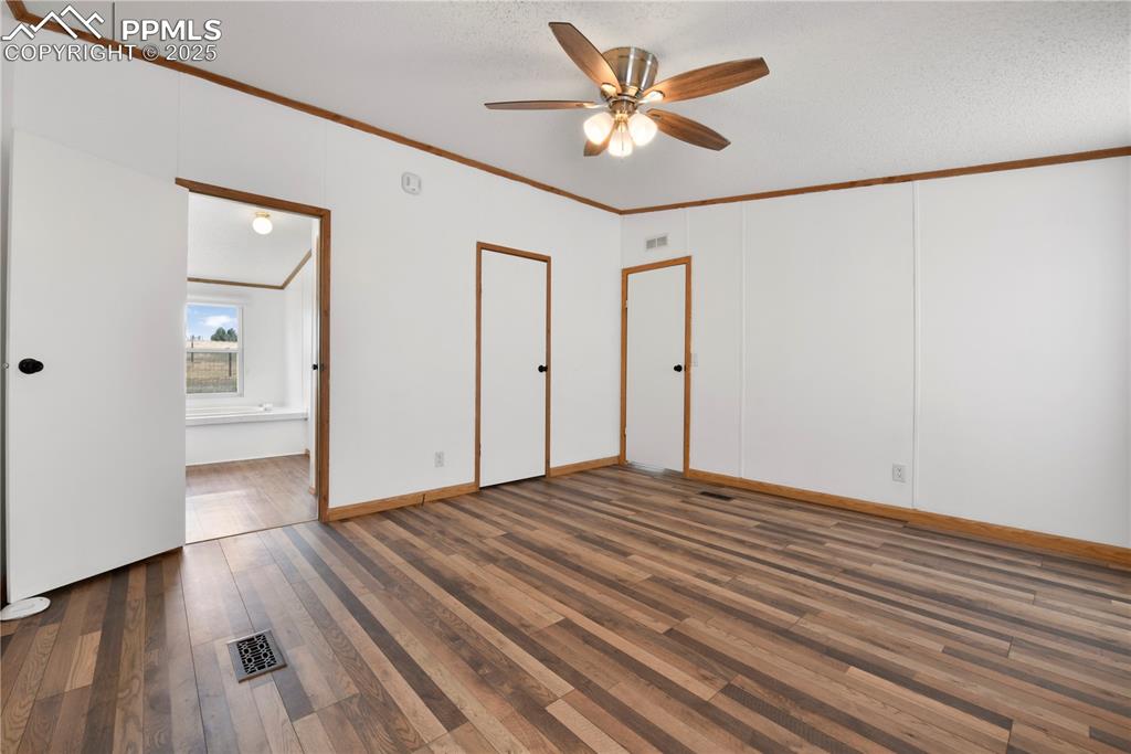 Image 21 of 50: Bedroom