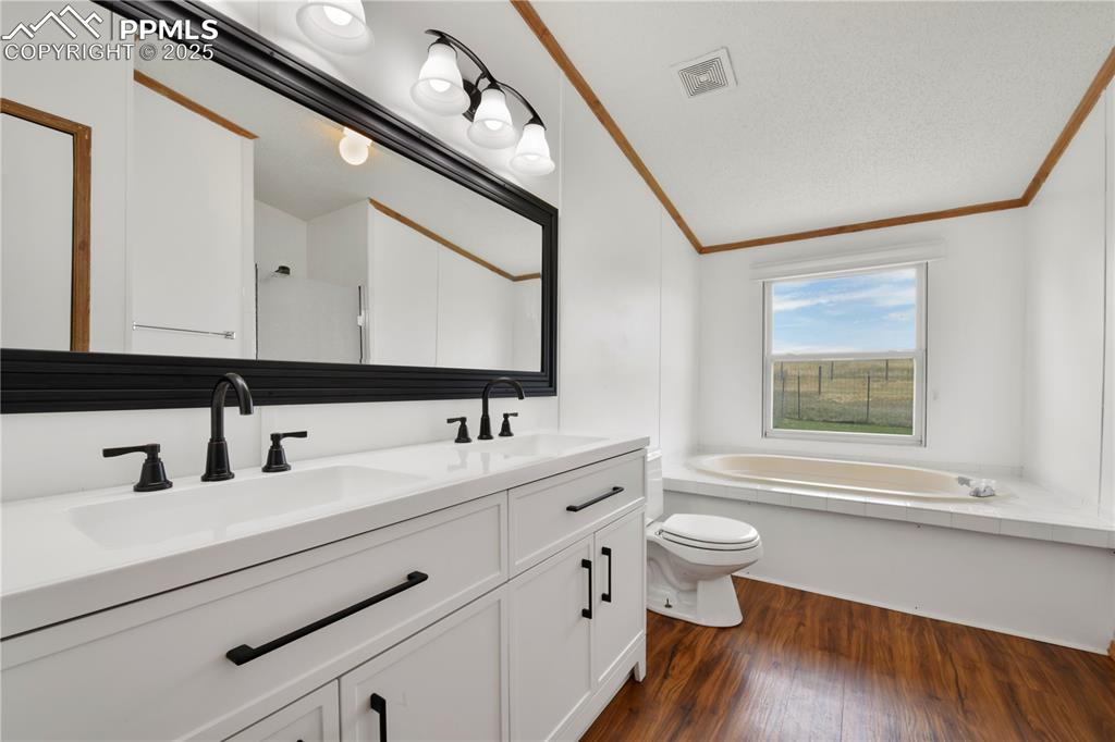 Image 22 of 50: Bathroom