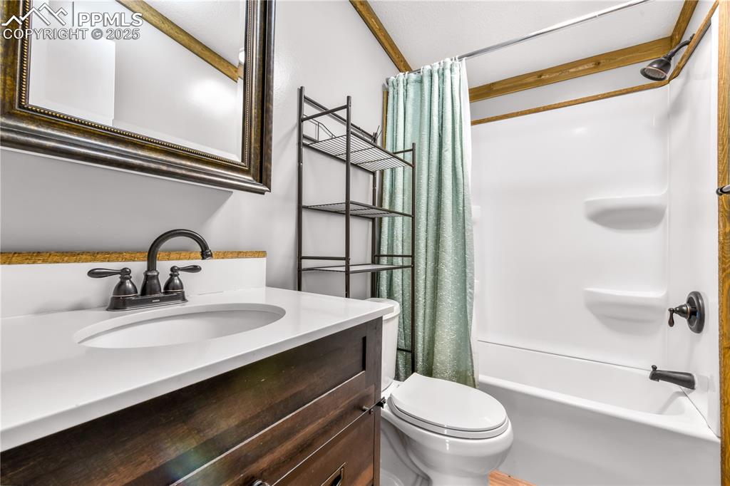 Image 27 of 50: Bathroom