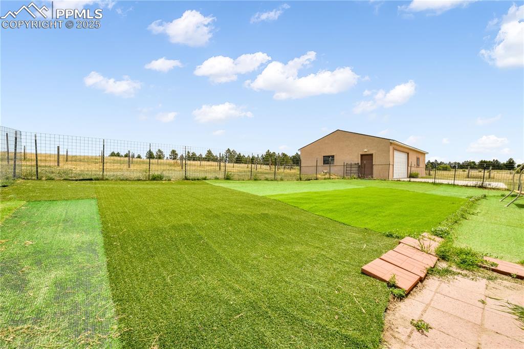 Image 30 of 50: Yard