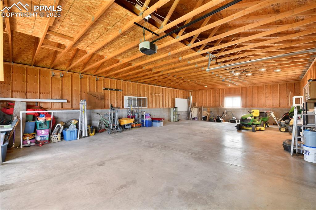 Image 38 of 50: Garage