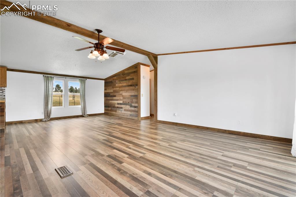 Image 6 of 50: Living Room