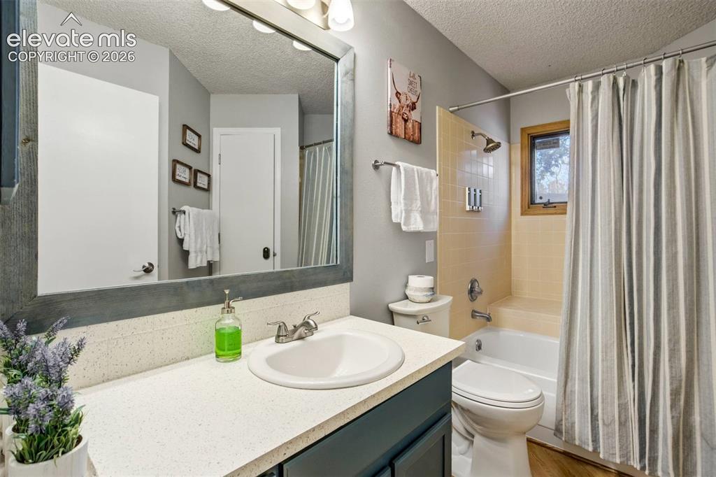 Image 19 of 50: Bathroom