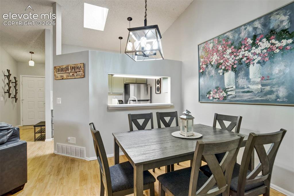 Image 5 of 50: Dining Area
