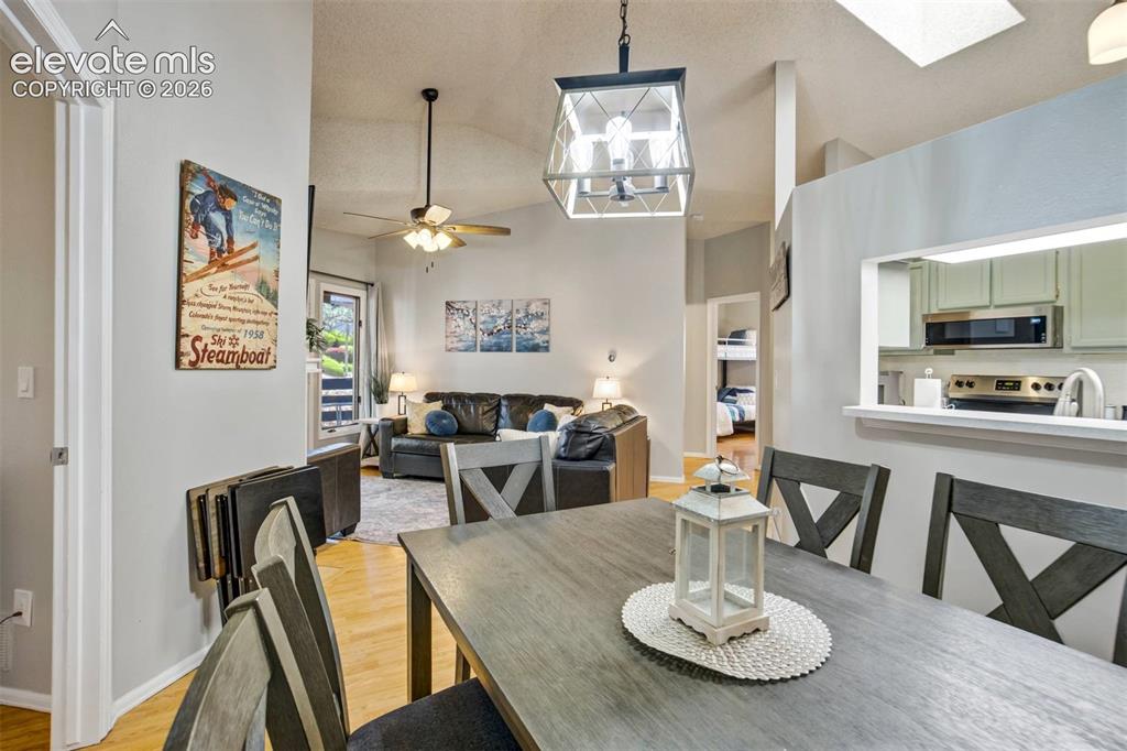 Image 6 of 50: Dining Area