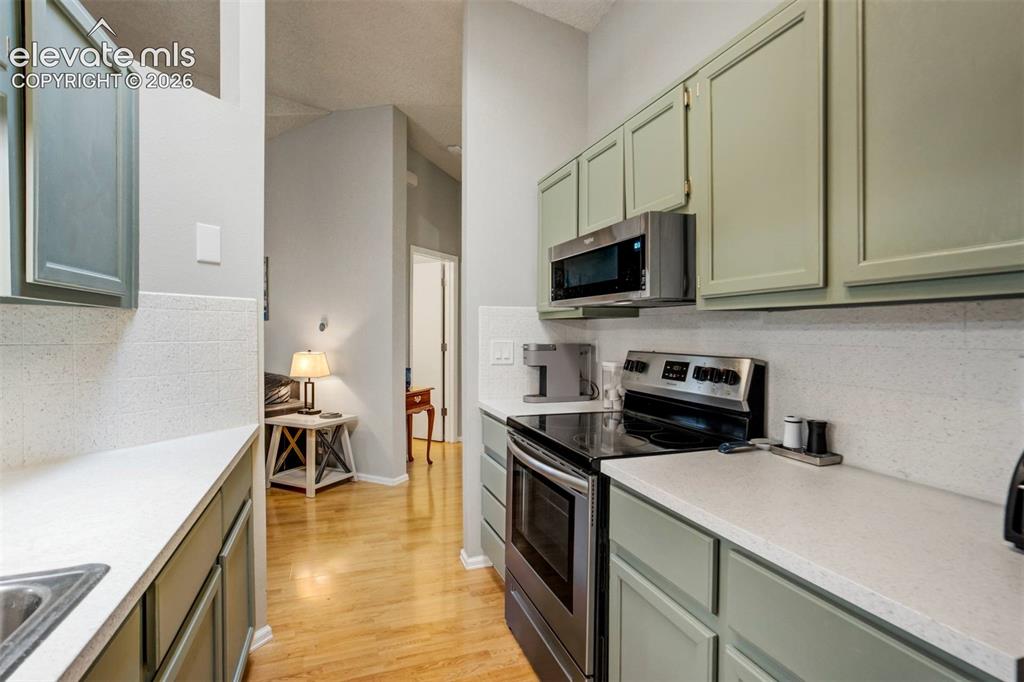 Image 8 of 50: Kitchen