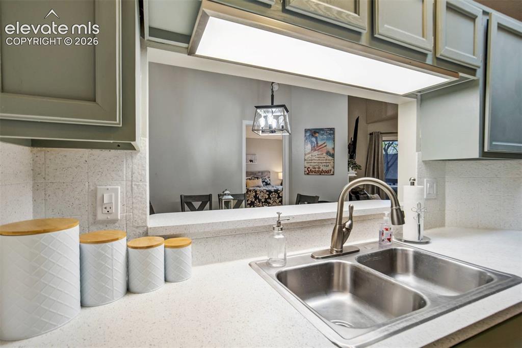 Image 9 of 50: Kitchen