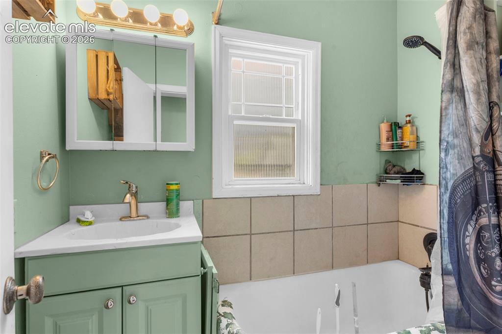 Image 12 of 25: Bathroom