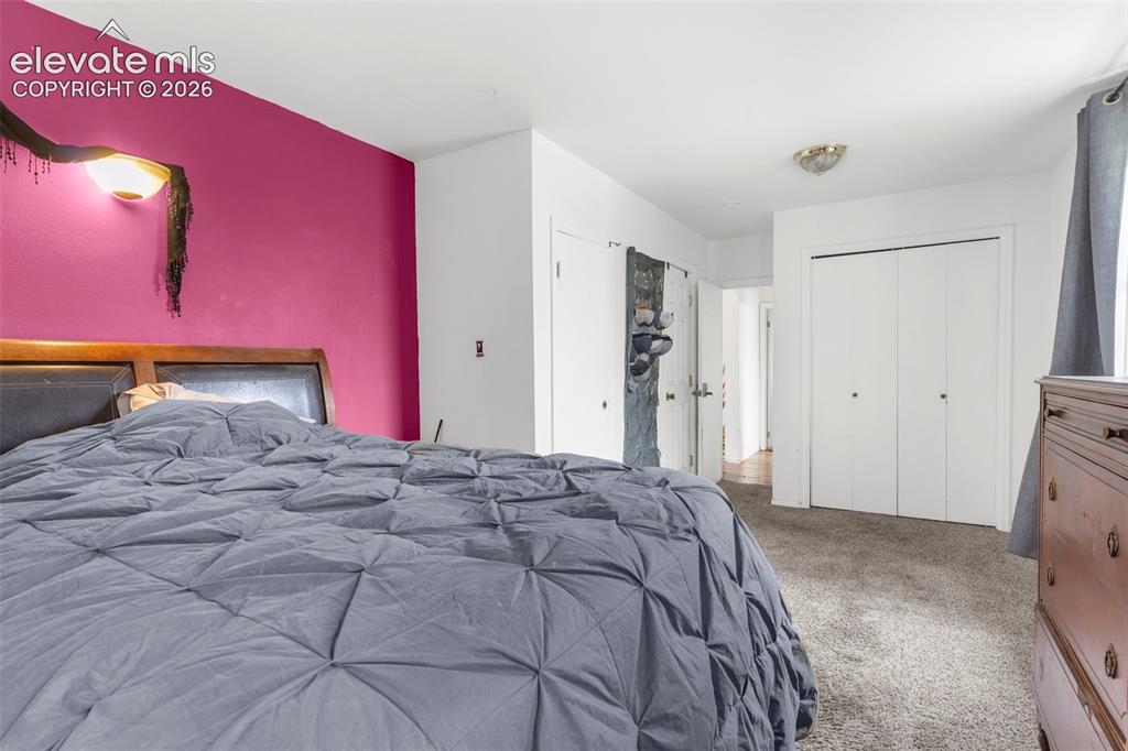 Image 14 of 25: Bedroom