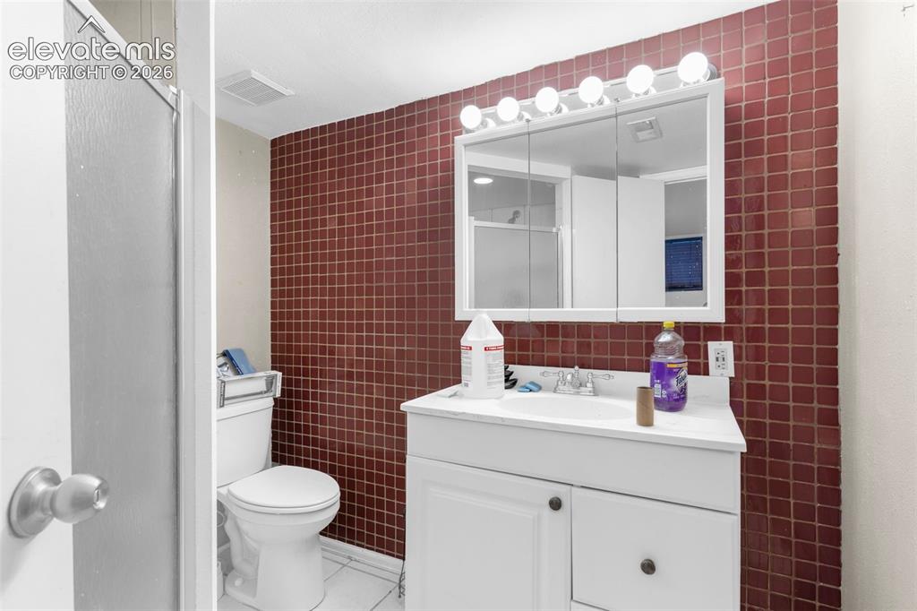 Image 20 of 25: Bathroom