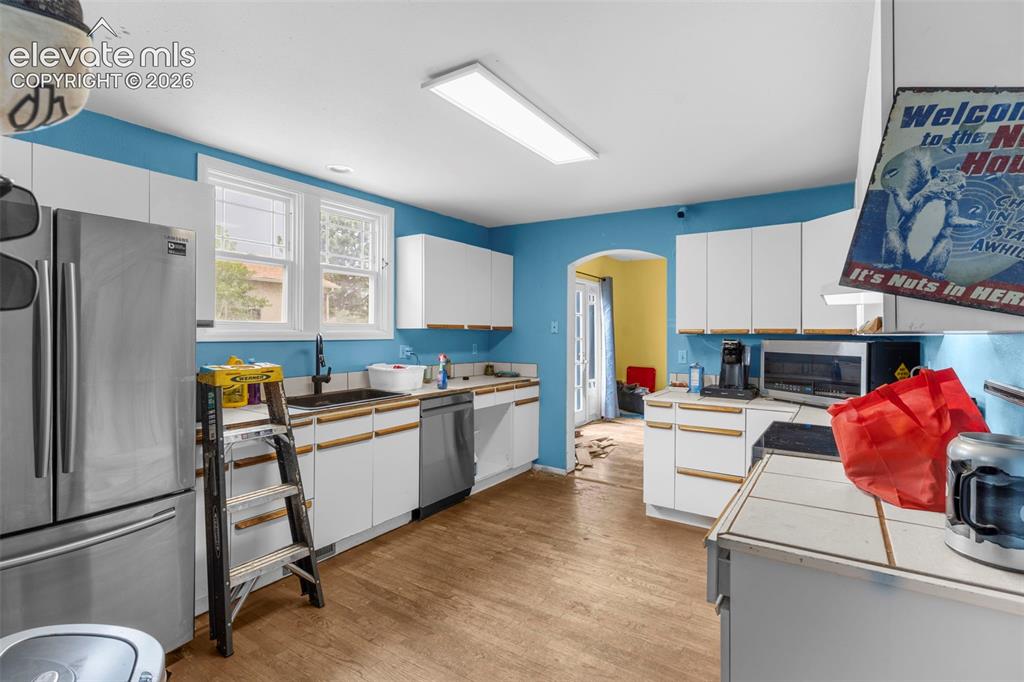 Image 5 of 25: Kitchen
