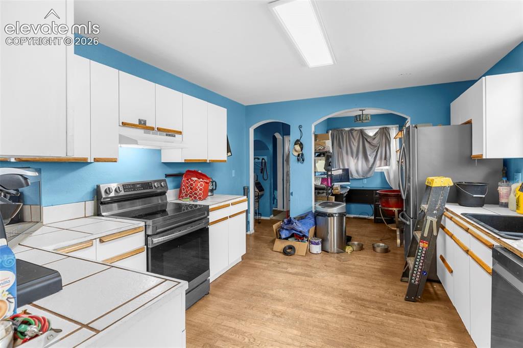 Image 7 of 25: Kitchen
