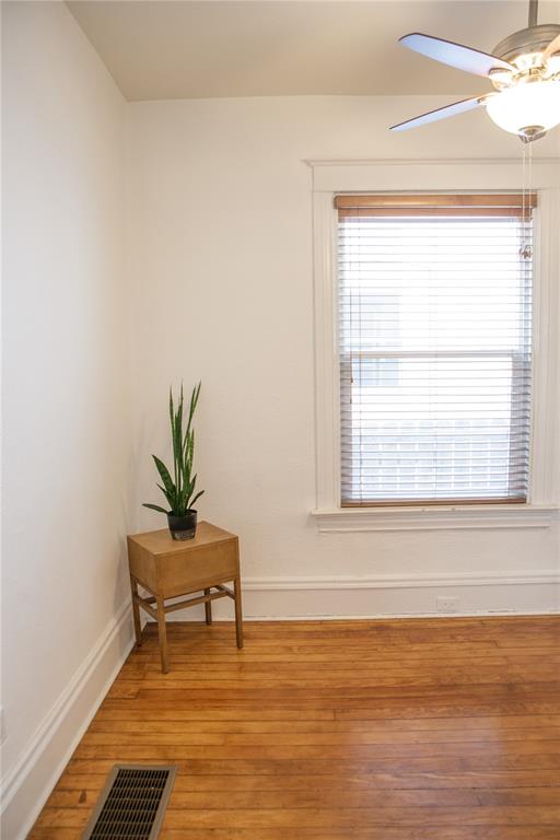 Image 10 of 15: Bedroom