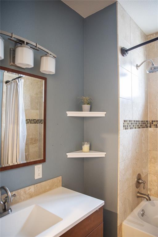 Image 12 of 15: Bathroom