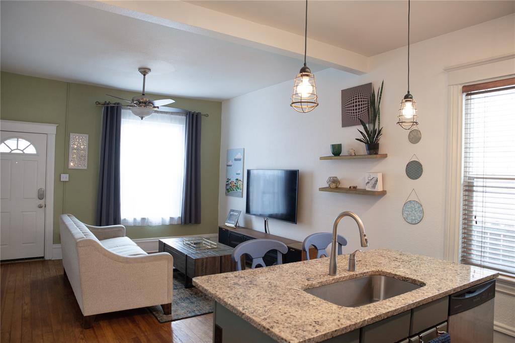 Image 4 of 15: Kitchen