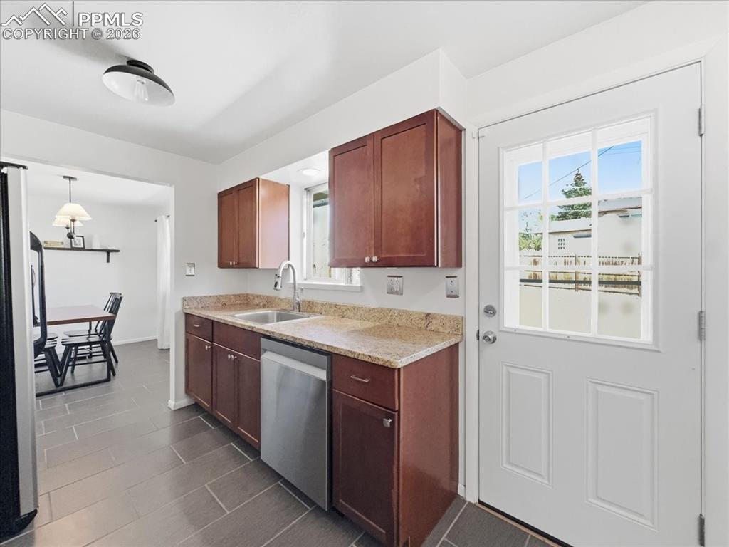 Image 11 of 41: Kitchen