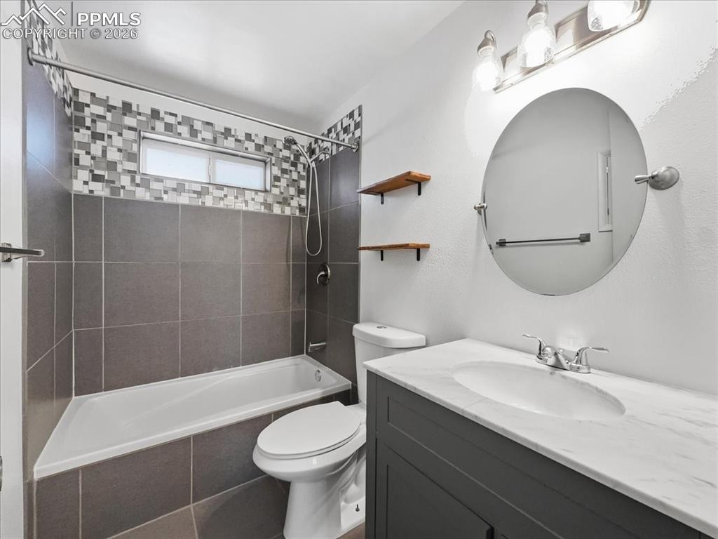 Image 18 of 41: Bathroom