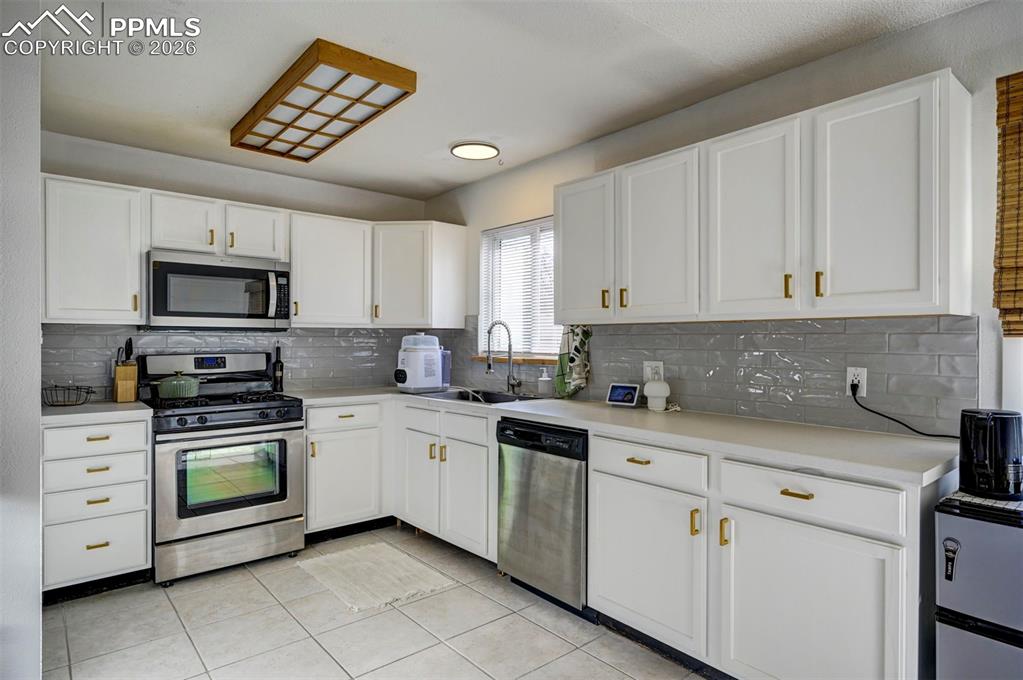 Image 14 of 38: Kitchen