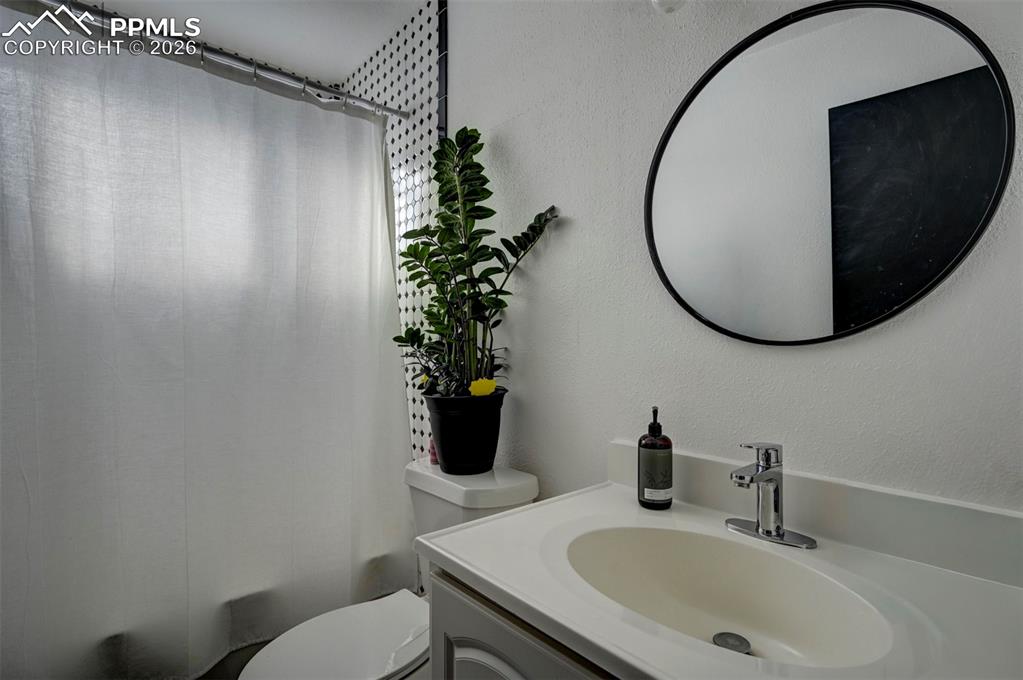 Image 18 of 38: Bathroom