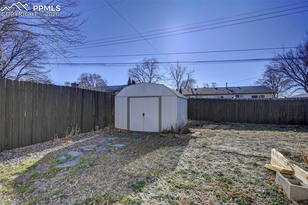 Image 34 of 38: Yard