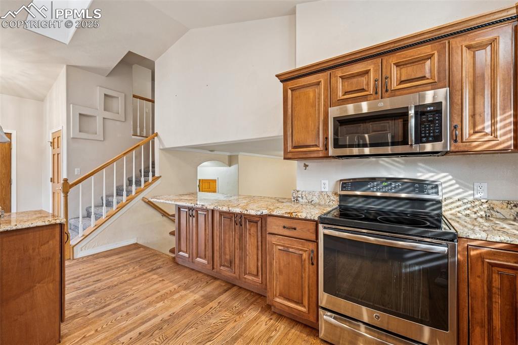 Image 10 of 31: Kitchen