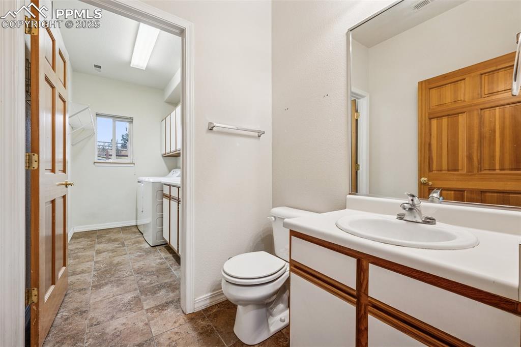 Image 13 of 31: Bathroom