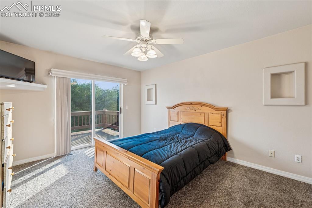 Image 19 of 31: Bedroom