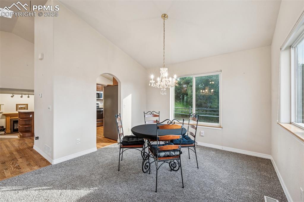 Image 7 of 31: Dining Area