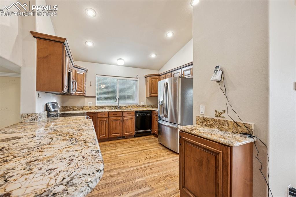 Image 8 of 31: Kitchen