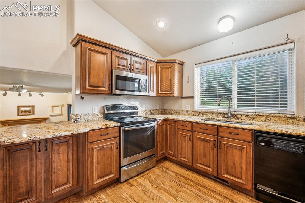 Image 9 of 31: Kitchen