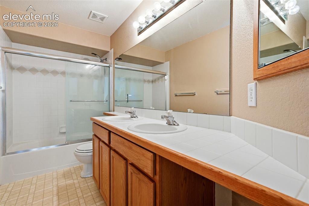 Image 44 of 50: Bathroom