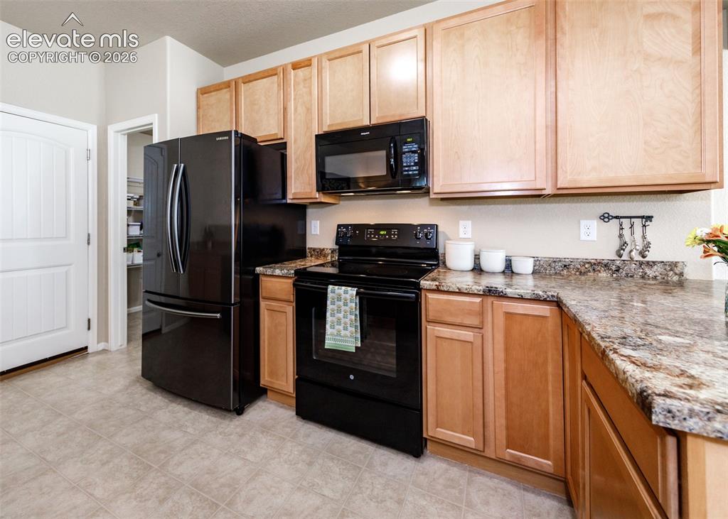 Image 7 of 36: Kitchen