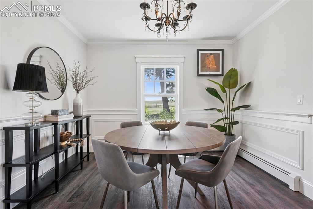Image 10 of 30: Family Room