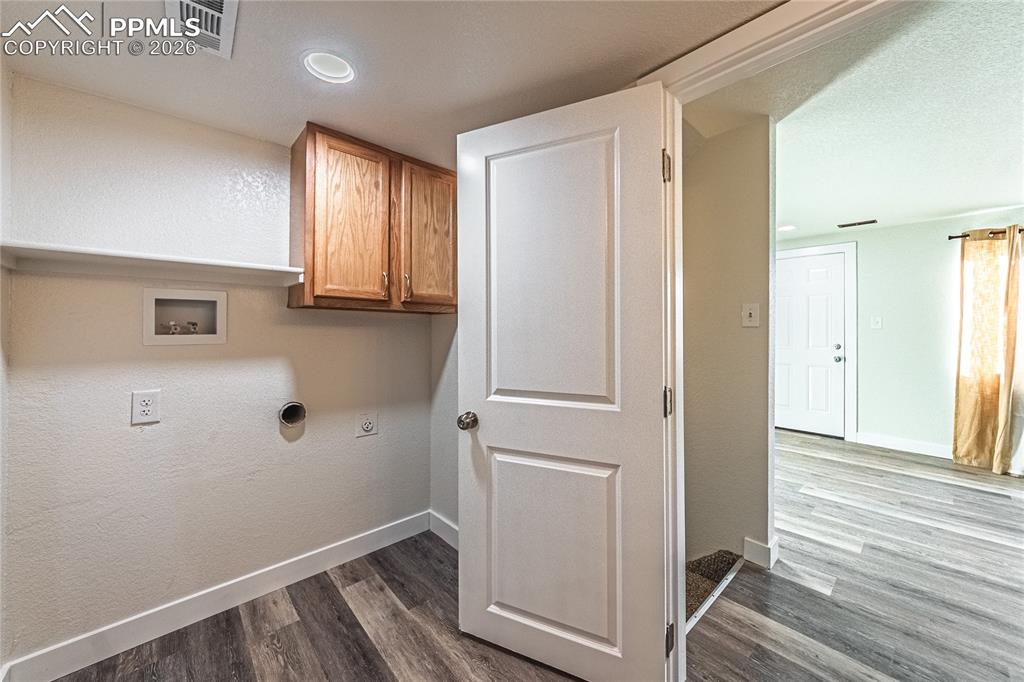 Image 18 of 35: Laundry