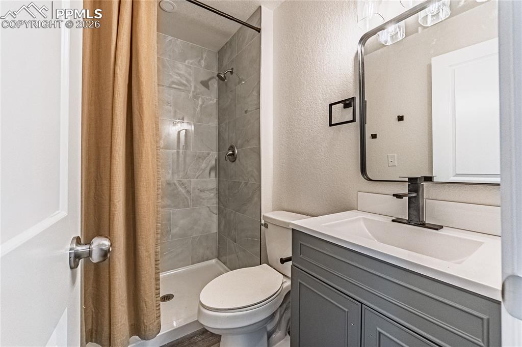 Image 23 of 35: Bathroom