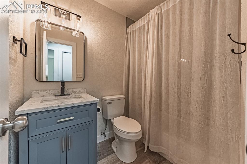 Image 27 of 35: Bathroom