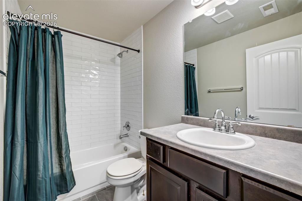 Image 35 of 49: Bathroom