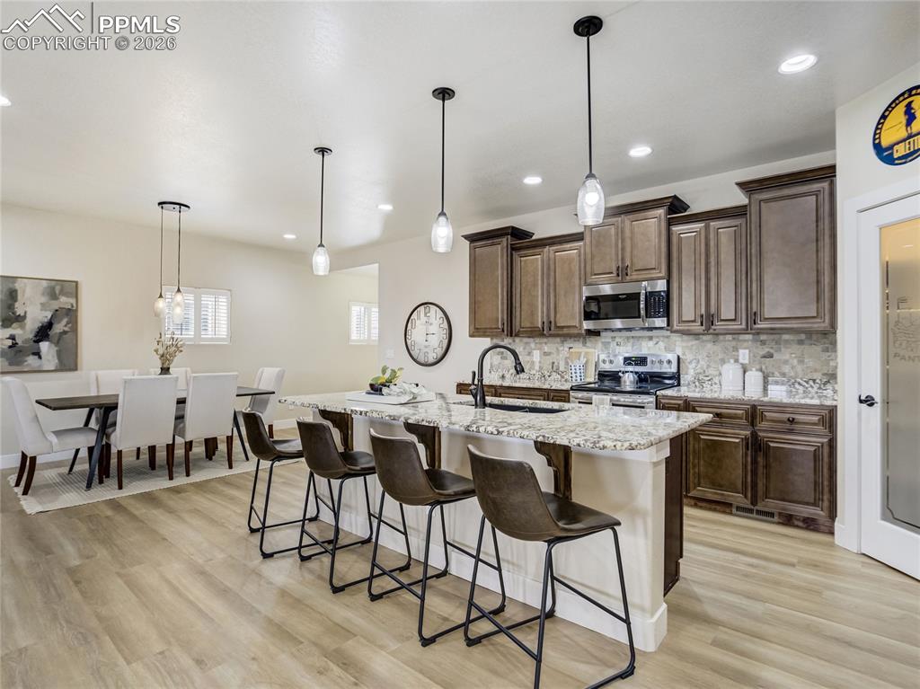 Image 15 of 47: Kitchen