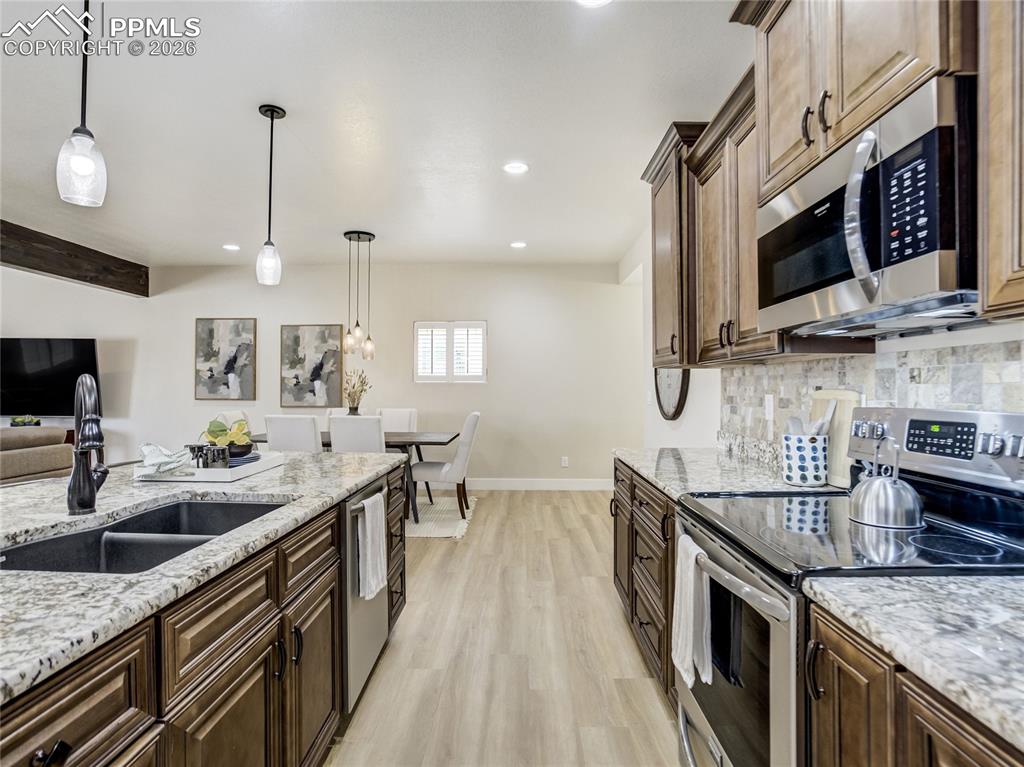 Image 18 of 47: Kitchen