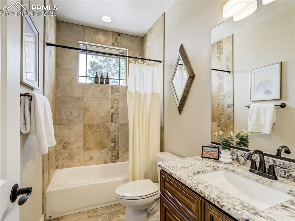 Image 37 of 47: Bathroom