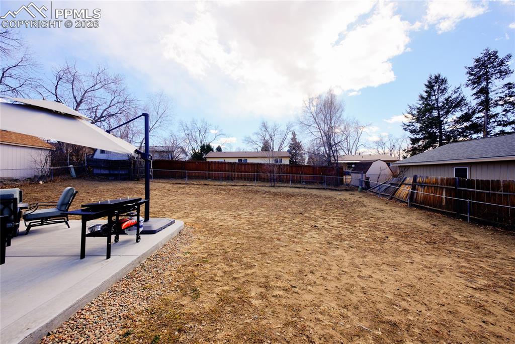 Image 32 of 35: Yard