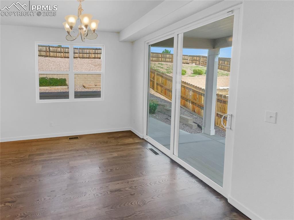 Image 20 of 27: Dining Area